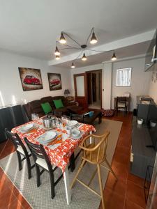 comedor y sala de estar con mesa y sillas en DÚPLEX DUQUESA, en O Barco de Valdeorras