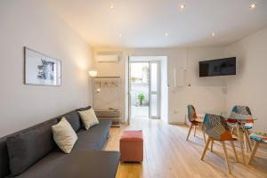 un soggiorno con un divano e un tavolo di Corte Belvedere a Napoli