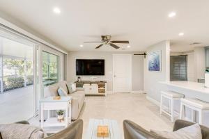 TV a/nebo společenská místnost v ubytování Englewood Vacation Rental about 2 Mi to Beach!