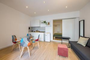 un soggiorno con un divano, un tavolo e delle sedie di Corte Belvedere a Napoli