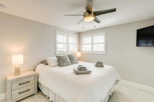 Postel nebo postele na pokoji v ubytování Englewood Vacation Rental about 2 Mi to Beach!