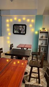- une salle à manger avec deux tables et des chaises en bois dans l'établissement Waylla Hostel, à Huaraz