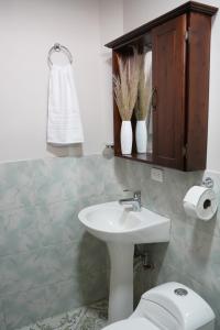 y baño con lavabo y aseo. en Casa vacacional en Chambo, en Chambo