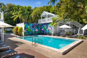 einem Pool vor einem Haus mit Wandgemälde in der Unterkunft Nyah - Adult Exclusive in Key West