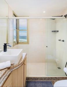Ванная комната в Maravilhoso apartamento na orla da Barra da Tijuca