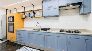 Кухня или мини-кухня в Maravilhoso apartamento na orla da Barra da Tijuca
