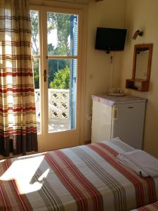 Zimmer mit einem Bett und einem Fenster in der Unterkunft Guesthouse Karidia in Skala Eresou
