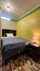 Een bed of bedden in een kamer bij Waylla Hostel
