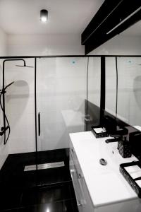 uma cozinha com um balcão branco e uma cabina de duche em vidro em World Of Ecstasy - Apartament BDSM em Reda