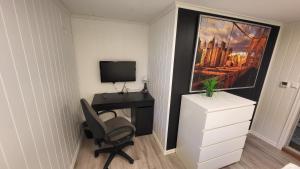 TV a/nebo společenská místnost v ubytování Fin leilighet i stille og rolig område med gratis privat parkering!