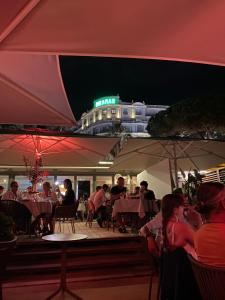 een groep mensen aan tafels op een cruiseschip bij Croisette Palais Miramar - sea view in Cannes