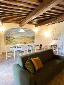 salon z kanapą i jadalnią w obiekcie Monolocale il vecchio fienile w mieście San Gimignano +16 zdjęć