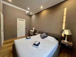 una camera da letto con un letto e due asciugamani di NEW WONDERFUL BILO WITH WALK-IN CLOSET from Moscova Suites Apartments a Milano