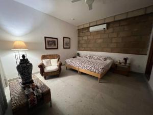 una camera con letto e sedia di Beautiful resting home, near Las Estacas a Yautepec de Zaragoza