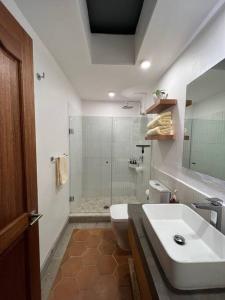 y baño con ducha, lavabo y aseo. en Beautiful resting home, near Las Estacas, en Yautepec