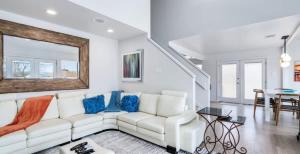 Posezení v ubytování Hot Tub Pool Gameroom ~ Guesthouse ~ Holiday Fun