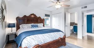 Postel nebo postele na pokoji v ubytování Hot Tub Pool Gameroom ~ Guesthouse ~ Holiday Fun + 87 fotografií