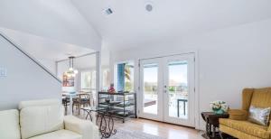 Posezení v ubytování Hot Tub Pool Gameroom ~ Guesthouse ~ Holiday Fun