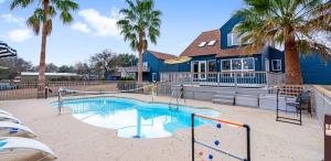 Bazén v ubytování Hot Tub Pool Gameroom ~ Guesthouse ~ Holiday Fun nebo v jeho okolí