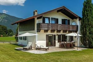 ウンターヴォッセンにあるFerienhaus Balsbergblickの傘2本の家