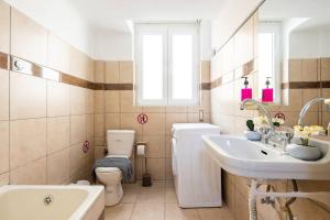 uma casa de banho com um WC e um lavatório em Prestige apartment in the heart of Athens ( 1 ) em Atenas