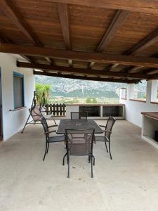 un patio con mesa y sillas en Villetta Oddoene, en Dorgali