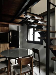 - une salle à manger avec une table et des chaises dans l'établissement Wooden Suites, à Thessalonique