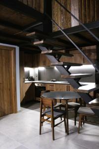 une cuisine avec une table et des chaises ainsi qu'un escalier dans l'établissement Wooden Suites, à Thessalonique