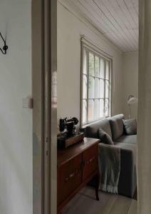 uma sala de estar com um sofá e uma janela em Lillebo - Centralt mysigt hus i Nora em Nora