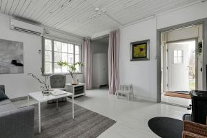a living room with a couch and a table at Lillebo - Centralt mysigt hus i Nora in Nora