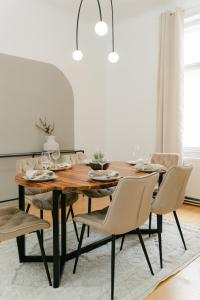 comedor con mesa de madera y sillas en Stylish APT for 4-6 metro & walk 5 min to center, en Viena