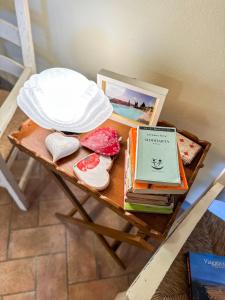 stół z książkami i talerzem w obiekcie Monolocale il vecchio fienile w mieście San Gimignano