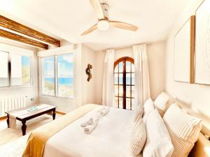 1 dormitorio con cama y vistas al océano en Casa Natura Carabassi Beach, en Gran Alacant