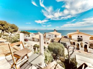 een balkon met uitzicht op de oceaan bij Casa Natura Carabassi Beach in Gran Alacant