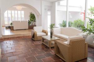 un vestíbulo con sofás, sillas y una mesa en BLUE HOUSE - Beachfront Luxury House with 8 Bedrooms en Cartagena de Indias