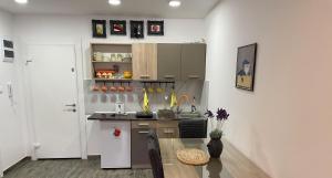 a kitchen with a counter and a table in a room at Amor apartman Srebrno Jezero in Veliko Gradište