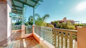 einen Balkon mit Stadtblick in der Unterkunft Appartements de charme à la palmeraie in Marrakesch