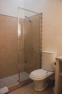 y baño con ducha y aseo. en Capec Alojamiento en Tilcara