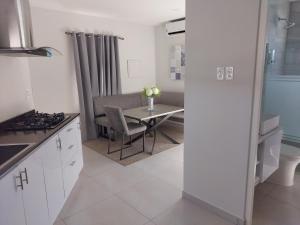 Virtuvė arba virtuvėlė apgyvendinimo įstaigoje Apricity Suites Aruba