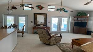 una sala de estar con una silla y una mesa en Go Fish Inn, en Big Pine Key