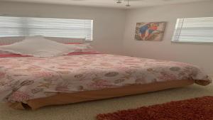 un dormitorio con una cama con una colcha floral en Go Fish Inn, en Big Pine Key