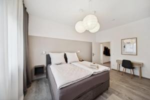 ein Schlafzimmer mit einem großen Bett und einem Kronleuchter in der Unterkunft Ruhige Lage, gute Anbindung, frisch renoviert in Fellbach