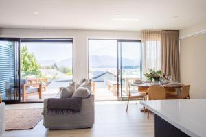 una sala de estar con un sofá y una mesa en Super Central in Wanaka, en Wanaka