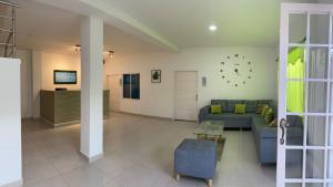 ein Wohnzimmer mit einem blauen Sofa und einem Tisch in der Unterkunft Encanto Apartahotel in Santa Marta