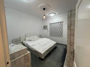 Tempat tidur dalam kamar di شقة العقيق عروة alaqeeq apartments