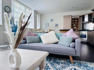sala de estar con sofá azul y jarrón en Coastal Cove - Lanes -2 Bedrooms - Family - Business - Sleeps 6 en Brighton & Hove