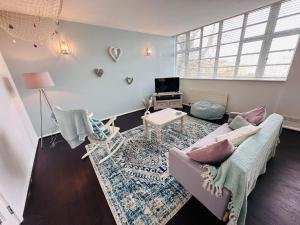 sala de estar con sofá y mesa en Coastal Cove - Lanes -2 Bedrooms - Family - Business - Sleeps 6 en Brighton & Hove
