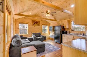 eine Küche und ein Wohnzimmer in einem Blockhaus in der Unterkunft Peaceful Cabin 2 Mi to Dale Hollow Lake in Albany