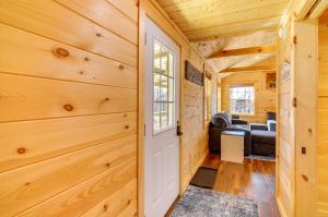 eine Tür zu einem Wohnzimmer in einem winzigen Haus in der Unterkunft Peaceful Cabin 2 Mi to Dale Hollow Lake in Albany