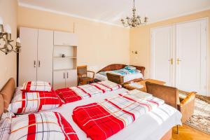 um quarto com três camas num quarto em Mohacsi Guesthouse em Budapeste